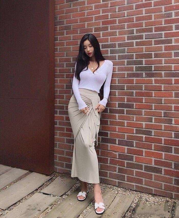 街拍：穿紧身T恤的小姐姐，凸显出迷人好身材