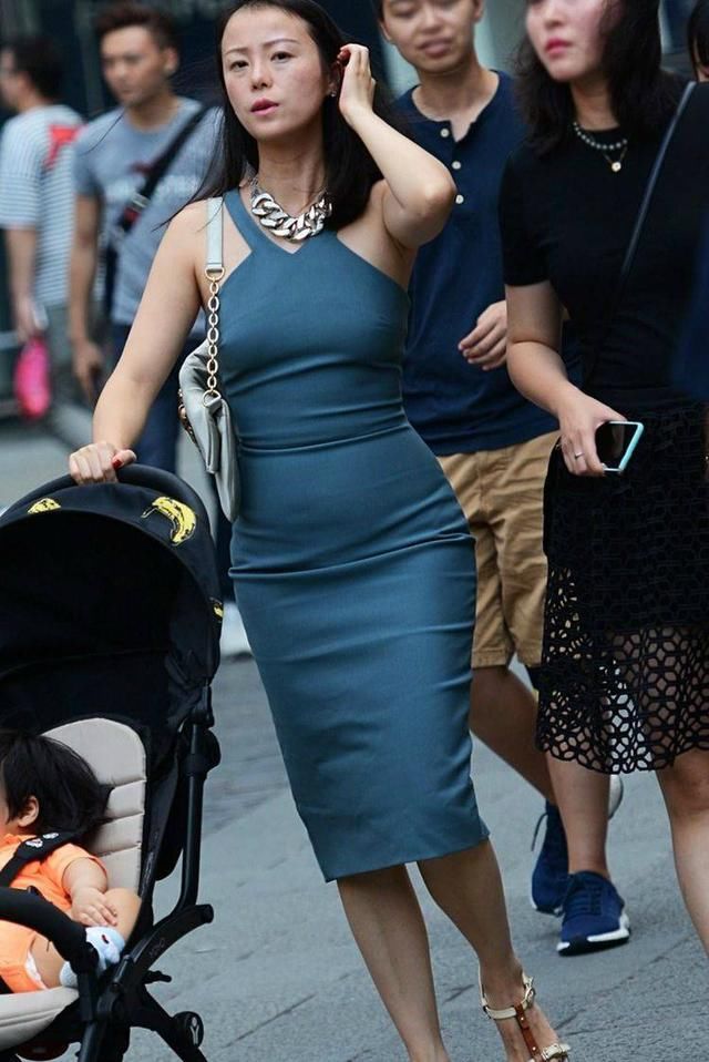 街拍，聪颖的图4小姐姐白色连衣裙出行，白出新高度迷人