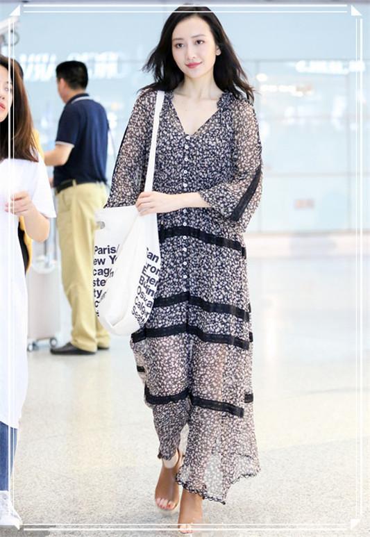 韩雪太强了,一条印花裙也能凹出性感范，网友：快教教王鸥吧！
