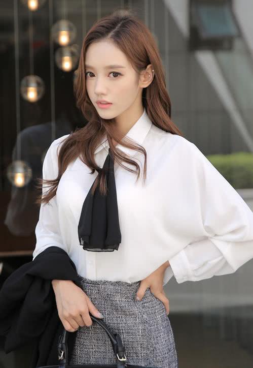 时尚街拍,小姐姐的白衬衫甜美清新,清纯唯美很招人喜欢