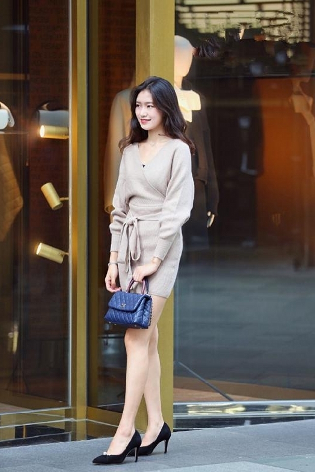 美女|路人街拍,美女白色瑜伽裤搭配粉红色短袖,呈现女人魅力
