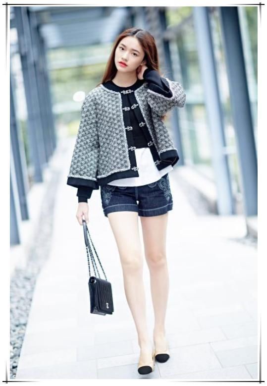 林允太奇葩了，满腿都是小疙瘩还敢穿短裤，网友:到底怎么想的?