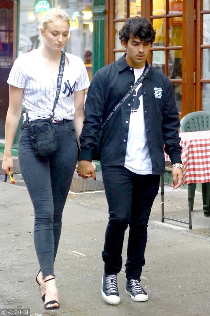 “三傻”索菲特纳穿紧身裤现惊人大象腿  脚踩恨天高与乔纳斯外出