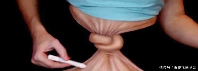 美女给自己的腰打了个结还若无其事，走近发现真相后，原来是这样