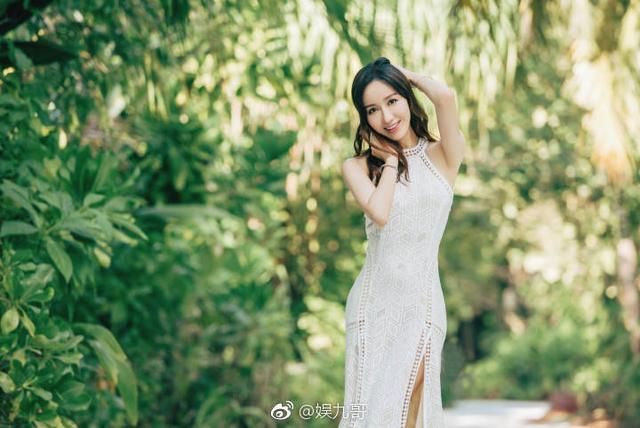 娄艺潇赤脚漫步在林间小路，清新脱俗的气质，她身穿素雅白色长裙