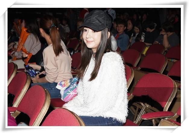 方媛素颜现身电影院，圆脸都不圆，高鼻梁不挺，郭富城就好这口?