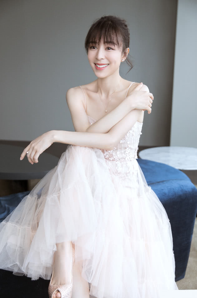 张静初也走歪了，把超丑“驴蹄鞋”再升级，把范冰冰都服了