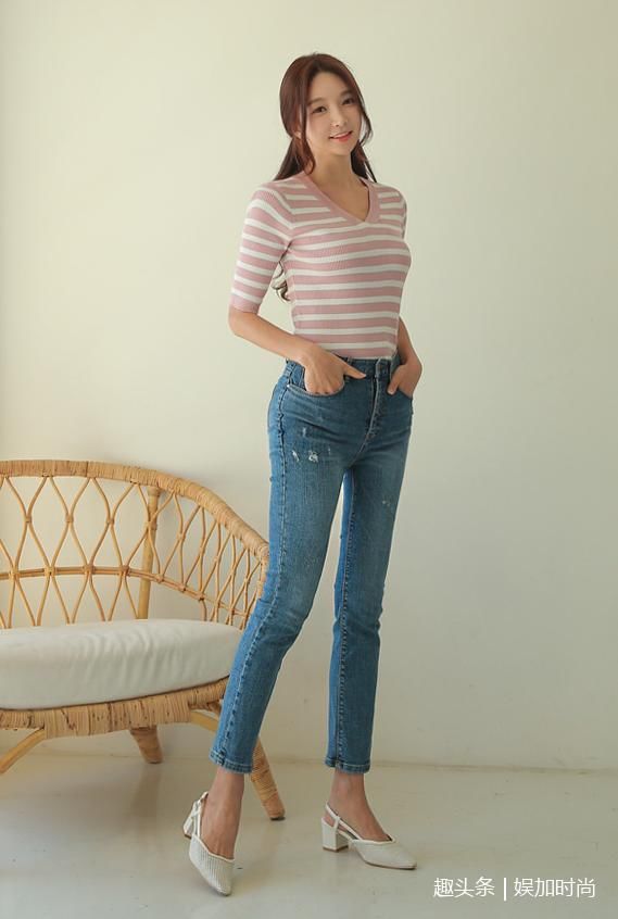 时尚街拍：紧身牛仔裤显露纤细大长腿，时髦穿搭更迷人！