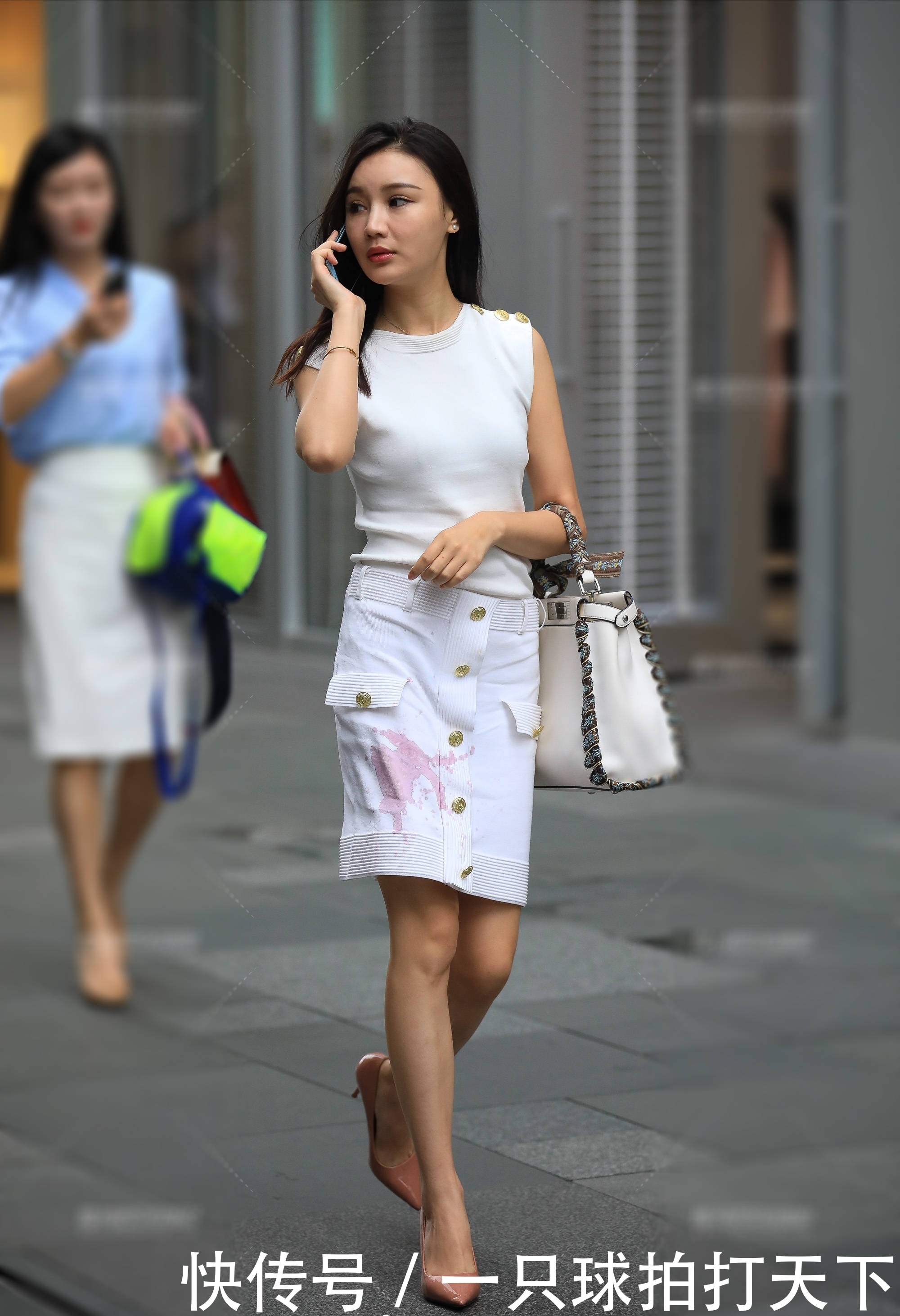  『冰丝小』冰丝小背心和高腰半身裙组成的套装，完美体现了欧式名媛风