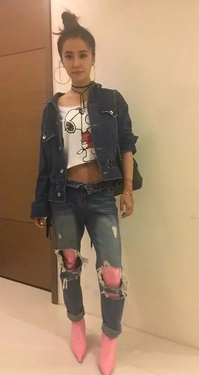 蔡依林又曝雷人造型,一次性穿5条牛仔裤!网友:看着就累赘!