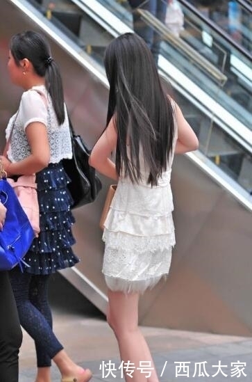  『争奇斗艳』街拍美图，清新脱俗的脚，高跟争奇斗艳谁更美？