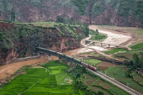  「我国」我国最特殊大桥，火车经过必须鸣笛30秒，知道原因后让