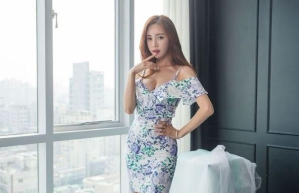 清新甜美的紧身裙姑娘,时尚又得体