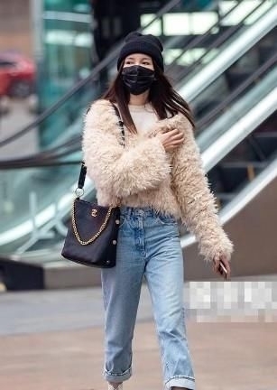  #裸色#路人街拍，小姐姐穿了一双裸色的浅口高跟鞋，看着美感十足