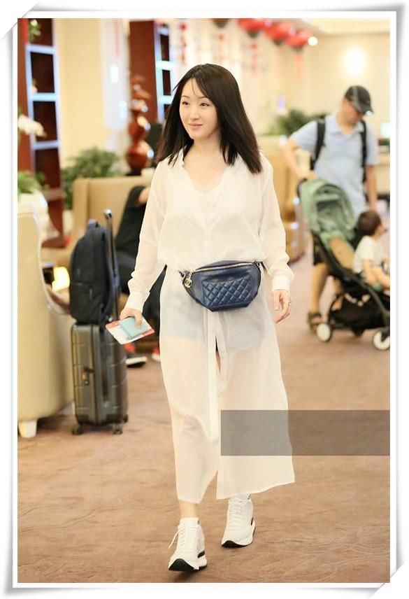 47岁杨钰莹嫩出天际!一条白色纱裙满屏仙气，网友:只有17岁吧!