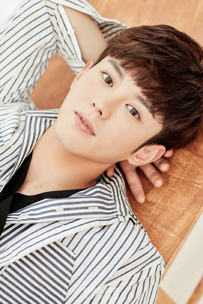 蓝博条纹衬衣写真曝光 时尚魅力性感撩人