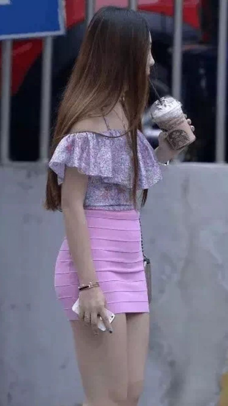 性感街拍丨美女穿冰淇淋色包裙,果真是秀色可餐!