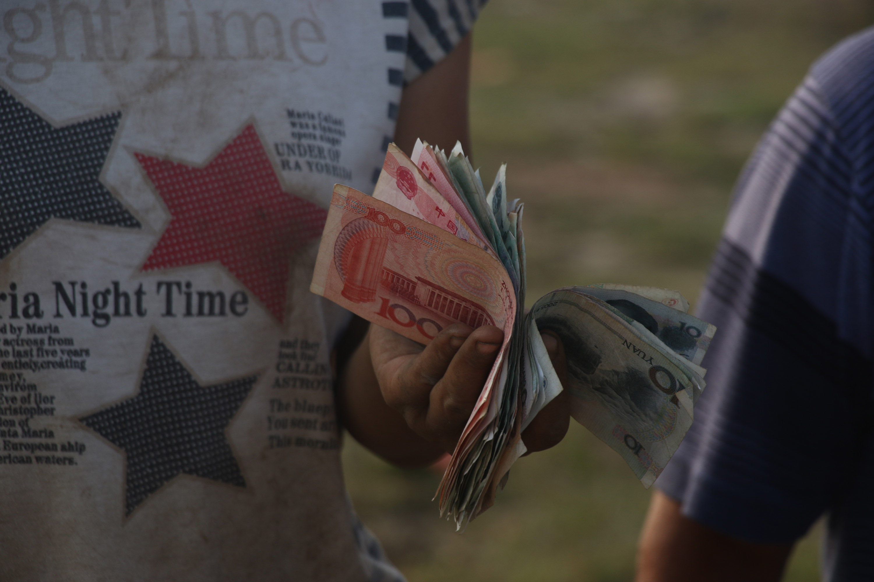 万斤西瓜多卖800元只因一招，农村美女大姐开心数钱