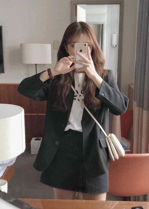 包包的样式:15款比纪梵希潮的包,聪明的人选择配这3种穿搭