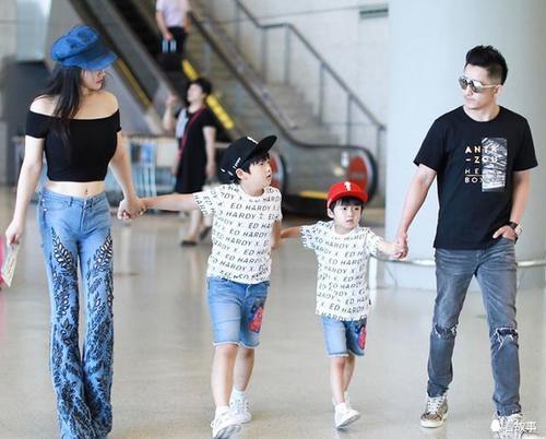 冉莹颖真拼,这样的身材却敢穿紧身露脐装,带娃这样穿合适吗?