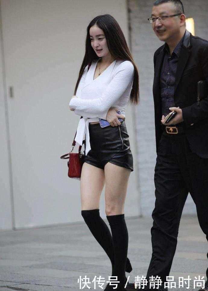 街拍: 穿短裤的年轻女孩, 小皮短裤紧致光滑