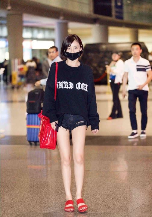 袁姗姗裤子真有意思，有两个裤腰就算了，连裤缝都开了