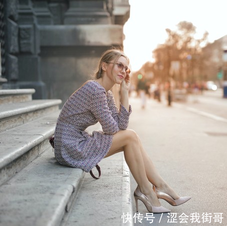  『护唇膏』护唇膏的6种隐藏版神用法抚平发丝毛躁、还能防脚痛！