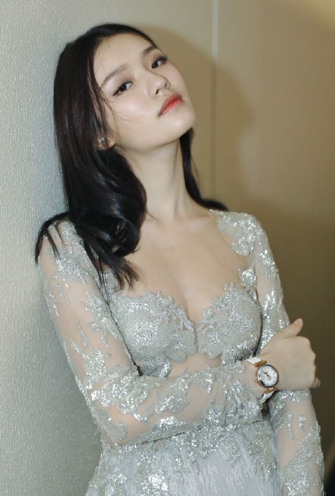 林允在网上晒出一组美照，22岁的她秀出了一丝成熟的风范