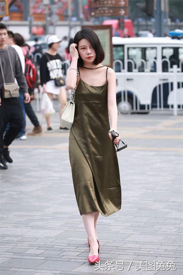 街拍：气质美女打扮有水准，简单连衣裙就能穿出别样风情魅力！