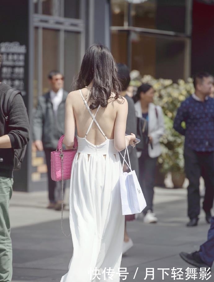  #美女#街拍美女：身材高挑的小姐姐，连衣裙穿搭，美如小仙女！