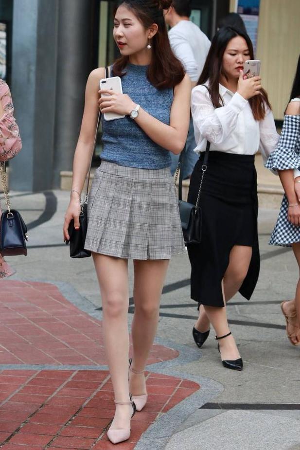 梳丸子头的小姐姐有一双修长的美腿，穿上肉色丝袜更加性感迷人