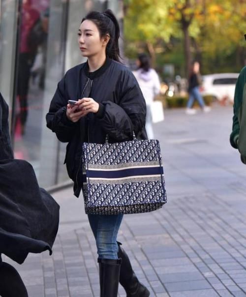 「气质」街拍:面带笑容的美女,一件灰色长款外套,时尚魅力气质范