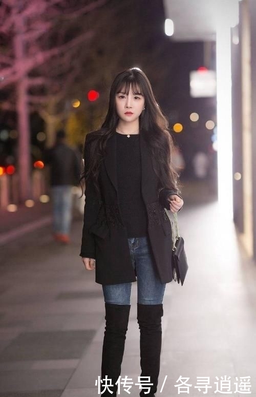  『美女』街拍：打底裤美女的搭配使得整体魅力提升，展现甜美气息
