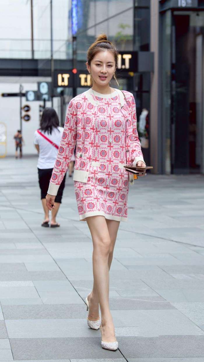 瘦腿女生这样穿, 优雅气息扑面而来, 靓丽而不艳俗