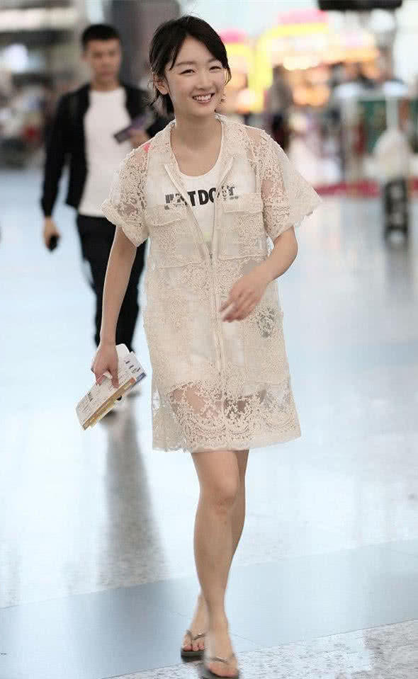 当周冬雨在脱掉高跟鞋后,身高成了“车祸”现场,全靠高跟鞋硬撑