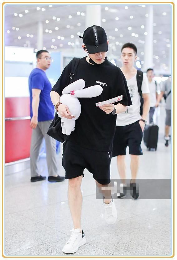 当40岁聂远穿大裤头撞上30岁张继科，网友：腿部差距也太尴尬了吧