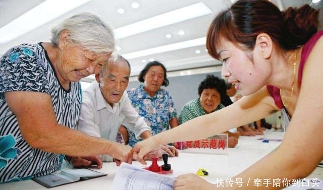 养老金缴满15年后再多缴2年,退休后每个月能多拿多少钱！