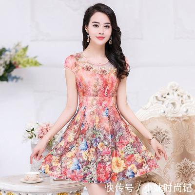  「碎花」传统的裙子已过时，碎花连衣裙是今年主流，减龄修身更有女人味