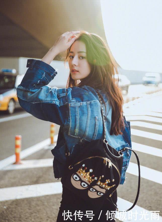 迪丽热巴扎起丸子头可爱又迷人,没想到!拍照姿势谁都模仿不了!