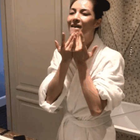 被誉为最美高级脸的钟楚曦，直播卸妆洗脸!