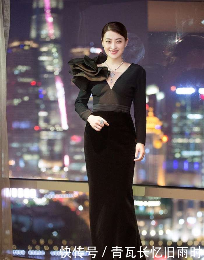 36岁郭晶晶同框42岁梅婷, 网友: 豪门和明星的差距一目了然!