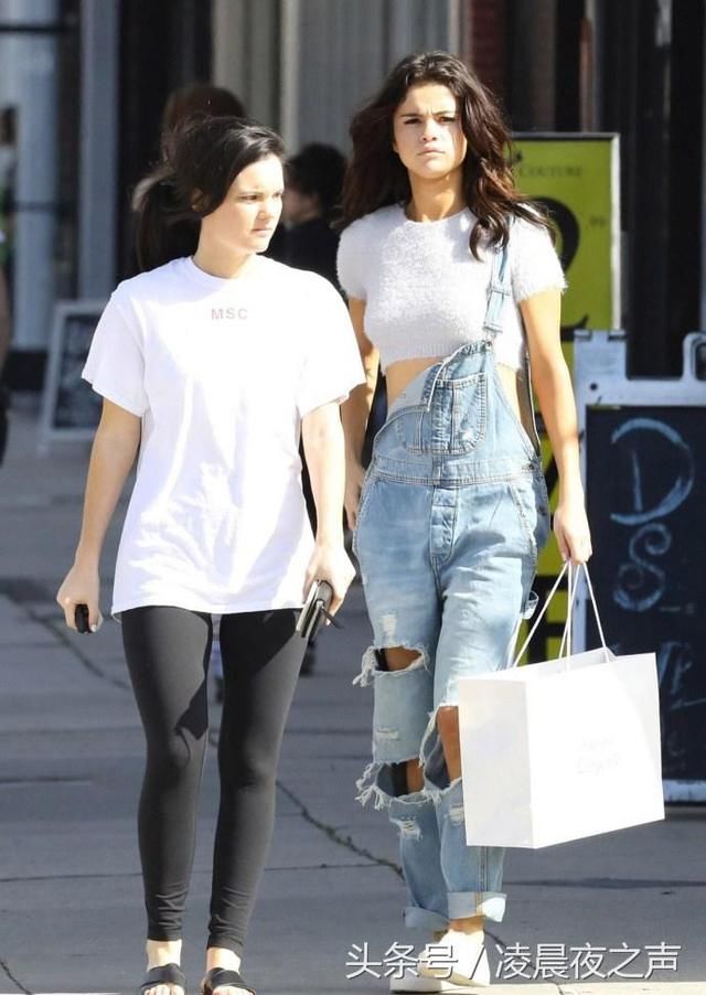 赛琳娜穿中国风长裙太亮眼，腰间却被勒出一圈肉，25岁嫩成15岁