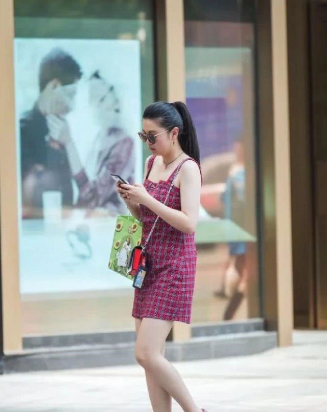  [热裤]路人街拍:精心搭配的热裤美女,散发出甜美气息