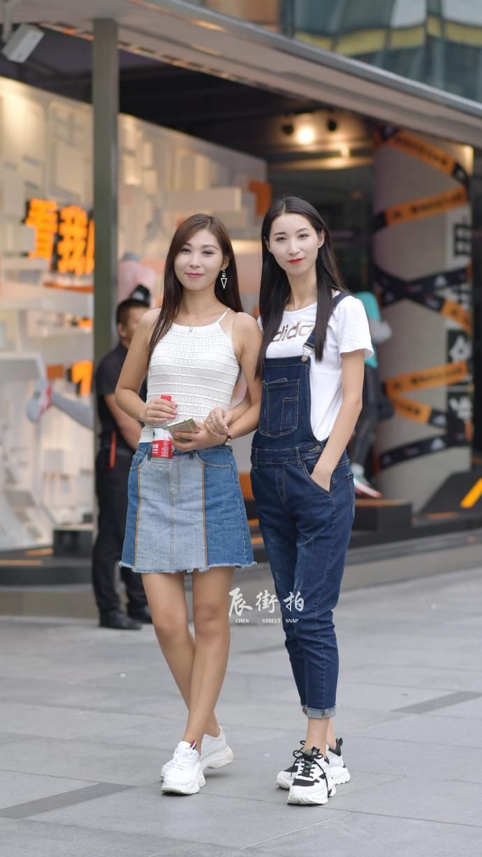 街拍:秋季美女们花式穿衣,大秀妖娆身姿,赚足了路人眼球!