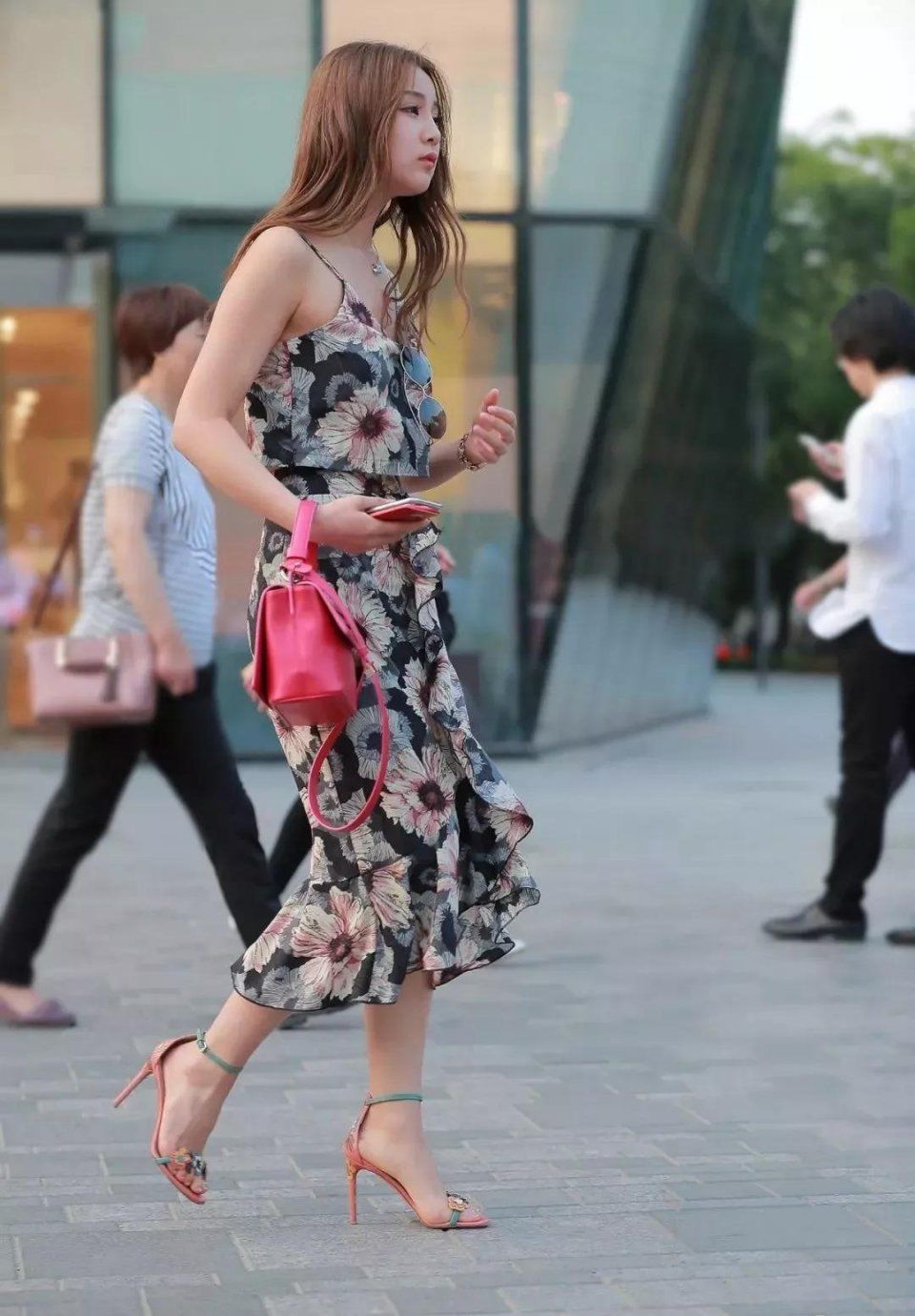 吊带花瓣连衣长裙搭配褐色高跟鞋，小脸嘟嘟可爱女神