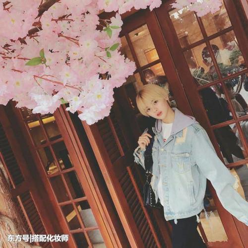 杨超越穿长裤了,真的是难得一见,终于不秀大长腿了?