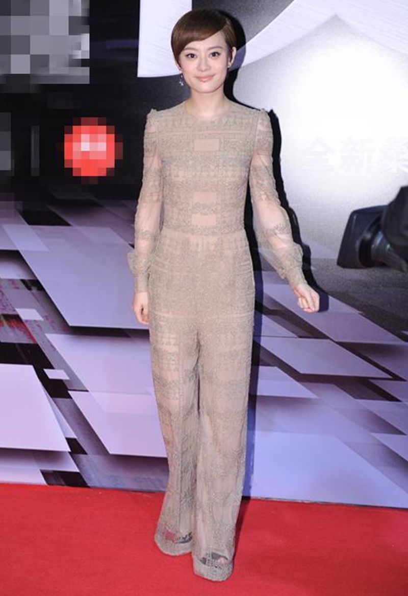 35岁孙俪又作妖，一身裸色连体裤长到裹脚，网友：丑出新高度！