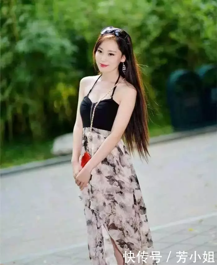 街拍，美女黑色抹胸上衣搭配花纹裙子，身材丰满，网友：好漂亮！