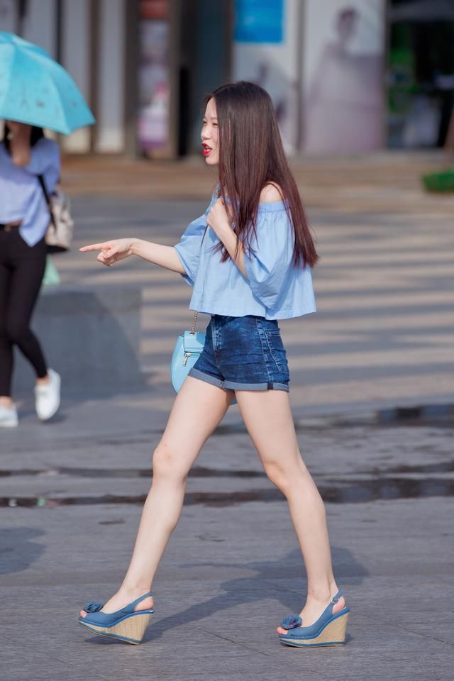 街拍:小美女高贵美丽脸蛋白嫩，让人无可挑剔!