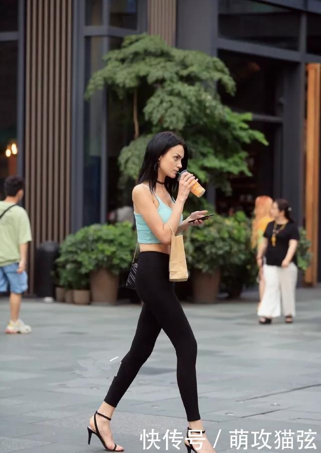 韵味@美女一双一字带的高跟凉鞋,让她带着无限的韵味,看上去十分迷人